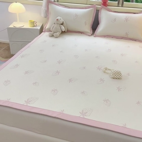 91家纺网 家纺一手货源 找家纺 慕澄 2024新款A类PE提花凉感豆豆复合款凉席 提花豆豆-草莓粉