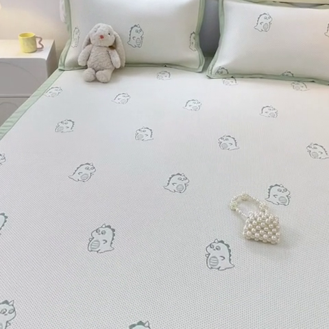 91家纺网 家纺一手货源 找家纺 慕澄 2024新款A类PE提花凉感豆豆复合款凉席 提花豆豆-小恐龙绿