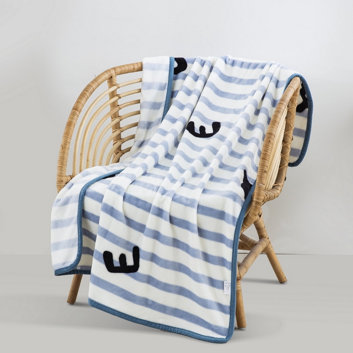 91家纺网 家纺一手货源 找家纺 恋尚羽 2025秋冬爆款印花披肩毯盖毯条纹字母