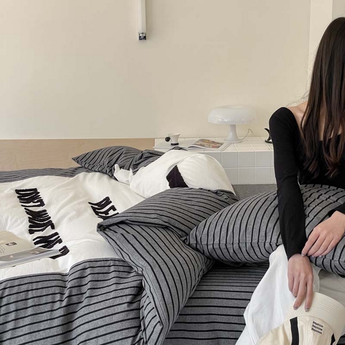 91家纺网 家纺一手货源 找家纺 圆岛家纺 2024新款博主风全棉色织水洗棉拼接毛巾绣四件套 布莱黑