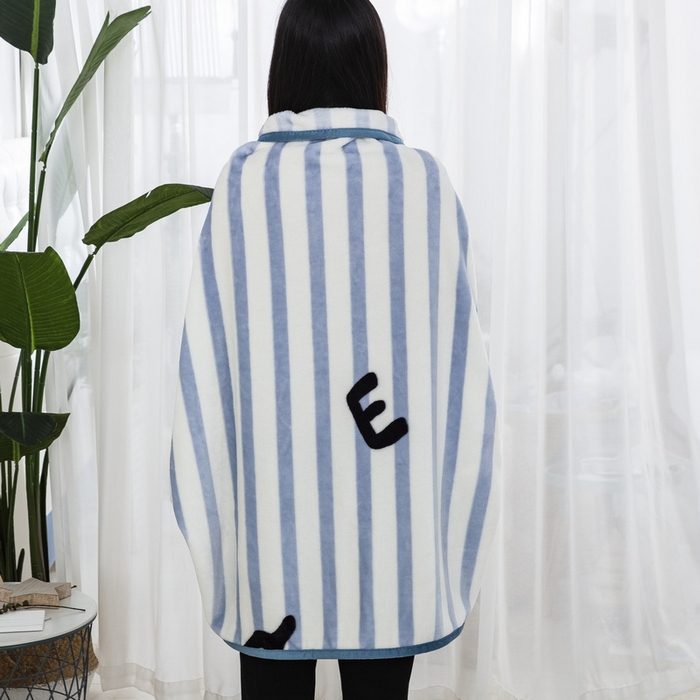 91家纺网 家纺一手货源 找家纺 恋尚羽 2025秋冬爆款印花披肩毯盖毯条纹字母