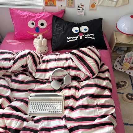 91家纺网 家纺一手货源 找家纺 原素 2024新款水洗棉多巴胺条纹萌趣款毛巾绣四件套 萌趣粉黑条