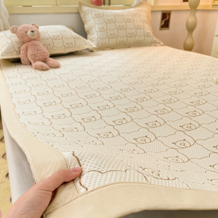 91家纺网 家纺一手货源 找家纺 慕澄 2024新款A类PE提花凉感豆豆复合款凉席 提花豆豆-小熊头-咖