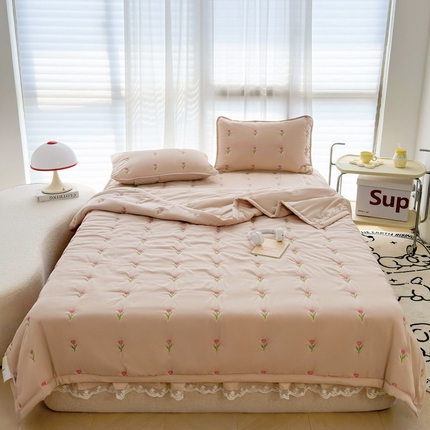 91家纺网 家纺一手货源 找家纺 尊康家纺（原磊科） 2024新款亲肤奶昔棉抗菌棉填充刺绣夏被 香槟色
