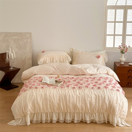 91家纺网 家纺一手货源 找家纺 （总）婳庭家居 2024新款刺绣玫瑰全棉长绒棉法式公主风四件套--粉玫庄园场景二