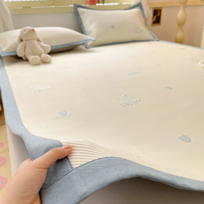 91家纺网 家纺一手货源 找家纺 慕澄 2024新款A类PE提花凉感豆豆复合款凉席 提花豆豆-小木马蓝