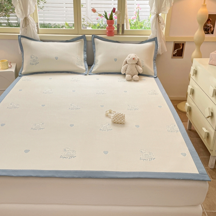 91家纺网 家纺一手货源 找家纺 慕澄 2024新款A类PE提花凉感豆豆复合款凉席 提花豆豆-小木马蓝