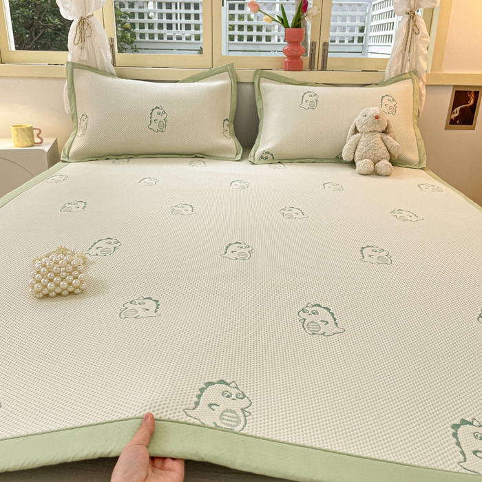 91家纺网 家纺一手货源 找家纺 慕澄 2024新款A类PE提花凉感豆豆复合款凉席 提花豆豆-小恐龙绿