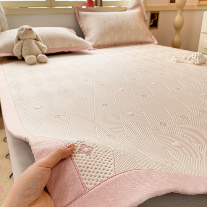 91家纺网 家纺一手货源 找家纺 慕澄 2024新款A类PE提花凉感豆豆复合款凉席 提花豆豆-菱格粉