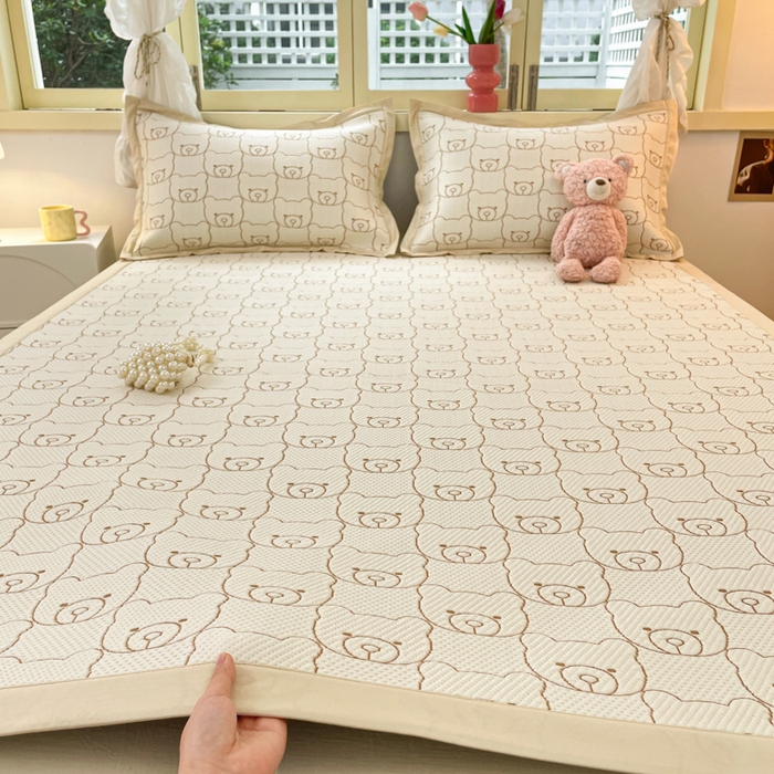 91家纺网 家纺一手货源 找家纺 慕澄 2024新款A类PE提花凉感豆豆复合款凉席 提花豆豆-小熊头-咖