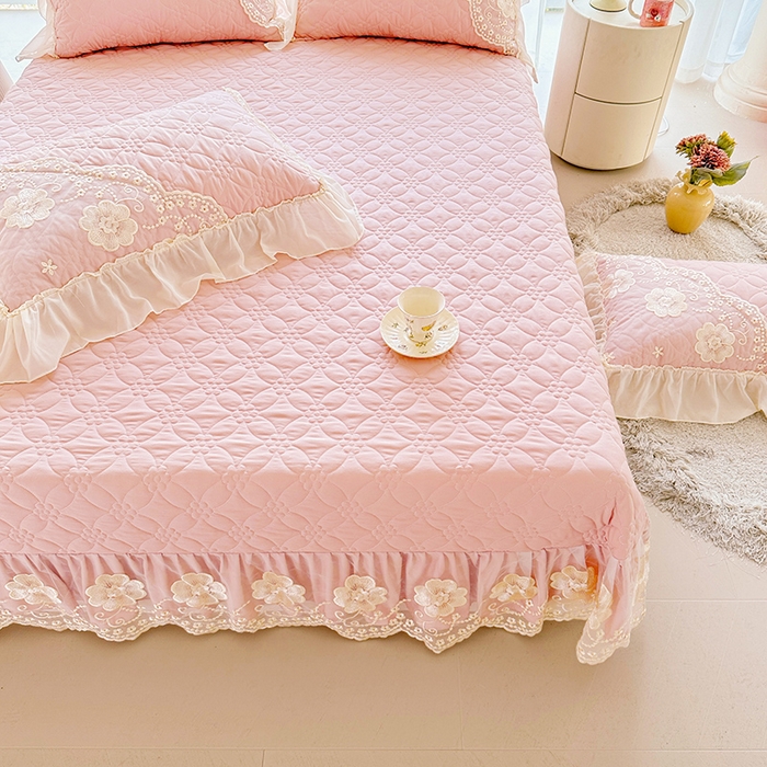 91家纺网 家纺一手货源 找家纺 罗艺轩 2024新款公主风水洗棉全夹棉床盖款三件套-盛宴 盛宴-少女粉