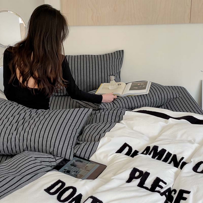 91家纺网 家纺一手货源 找家纺 圆岛家纺 2024新款博主风全棉色织水洗棉拼接毛巾绣四件套 布莱黑