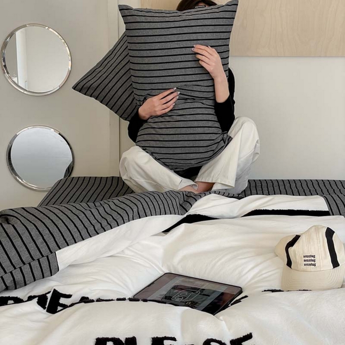 91家纺网 家纺一手货源 找家纺 圆岛家纺 2024新款博主风全棉色织水洗棉拼接毛巾绣四件套 布莱黑