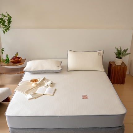 91家纺网 家纺一手货源 找家纺 FORTWO家纺原创设计（FOR TWO家纺） 2024新款绣花凉席系列 开心小熊-奶昔白