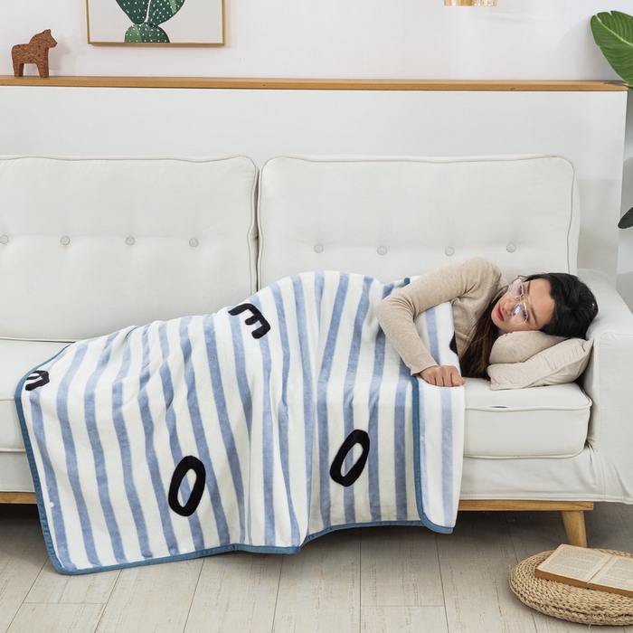 91家纺网 家纺一手货源 找家纺 恋尚羽 2025秋冬爆款印花披肩毯盖毯条纹字母