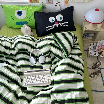 91家纺网 家纺一手货源 找家纺 原素 2024新款水洗棉多巴胺条纹萌趣款毛巾绣四件套 萌趣绿黑条