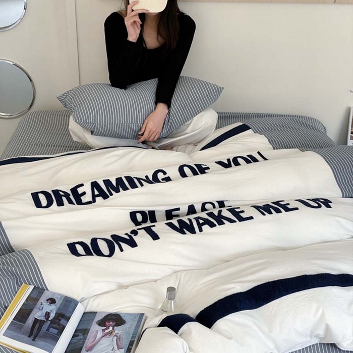 91家纺网 家纺一手货源 找家纺 圆岛家纺 2024新款博主风全棉色织水洗棉拼接毛巾绣四件套 薄暮蓝