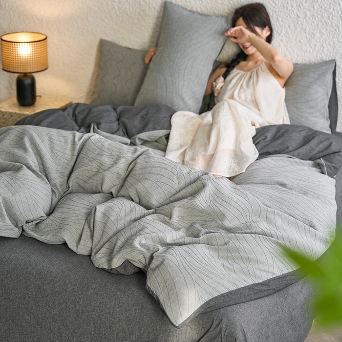 91家纺网 家纺一手货源 找家纺 安莱生活 2025新款双层纱色织提花波浪系列四件套 乱纹波浪 乱纹波浪-深灰