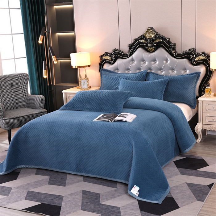 91家纺网 家纺一手货源 找家纺 芸锦豪 2024新款牛奶绒华夫格床盖 孔雀蓝
