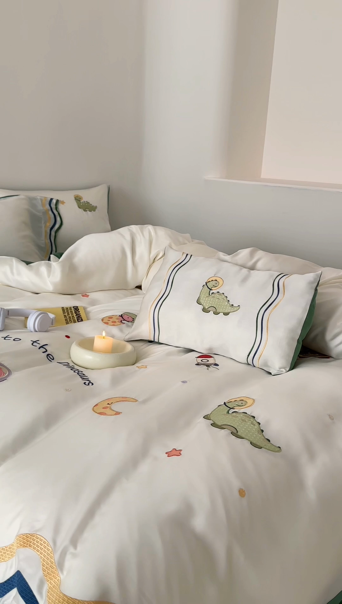 91家纺网 家纺一手货源 找家纺 （总）西西家居 2024新款LF60支奥地利兰精天丝绣花款四件套--星球恐龙