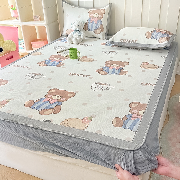 91家纺网 家纺一手货源 找家纺 安哆啦家纺 安哆啦家纺 2024新款A类冰藤印花凉席 蛋糕小熊-床笠款