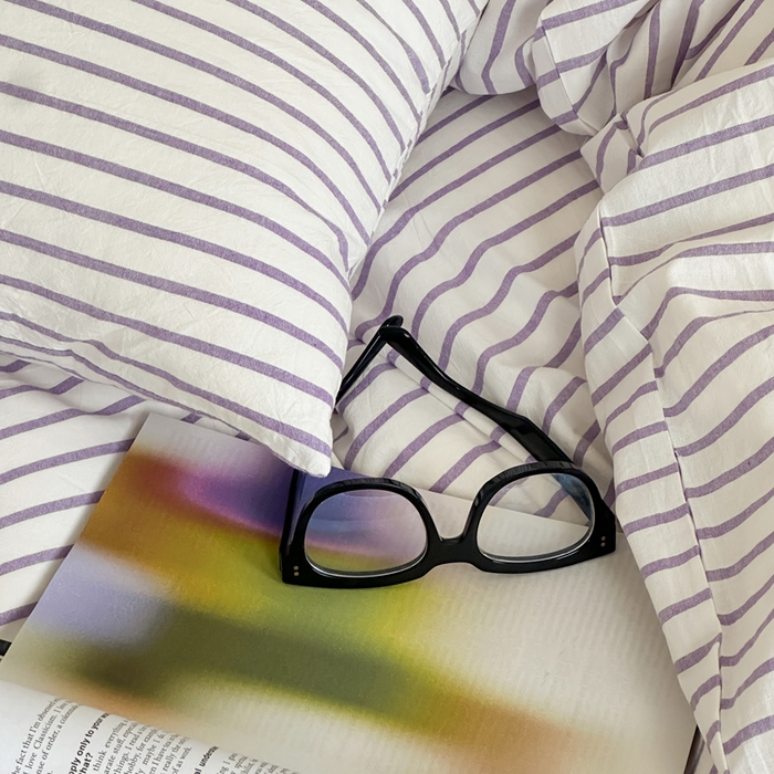 91家纺网 家纺一手货源 找家纺 艾沁家纺  2024新款32支全棉色织水洗棉四件套-紫猫+肥梨 紫条纹