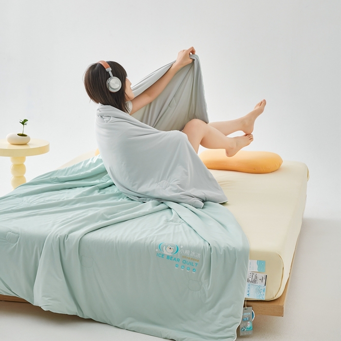 91家纺网 家纺一手货源 找家纺 （总）安莱生活 2024新款小熊冰冰双拼系列高定版即刻凉感夏被3.0升级版