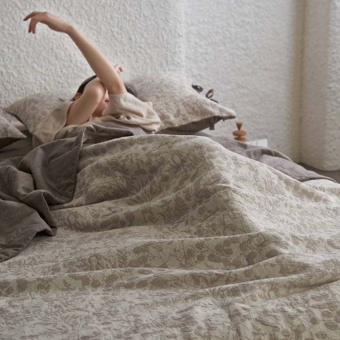 91家纺网 家纺一手货源 找家纺 安莱生活 2024新款高端双层纱栀子花色织大提花夏被及夏被四件套 栀子花-浅灰