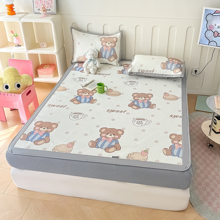 91家纺网 家纺一手货源 找家纺 安哆啦家纺 安哆啦家纺 2024新款A类冰藤印花凉席 蛋糕小熊-床笠款