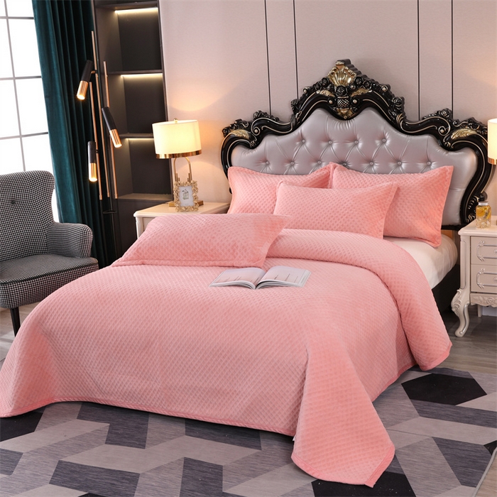 91家纺网 家纺一手货源 找家纺 芸锦豪 2024新款牛奶绒华夫格床盖 樱花粉