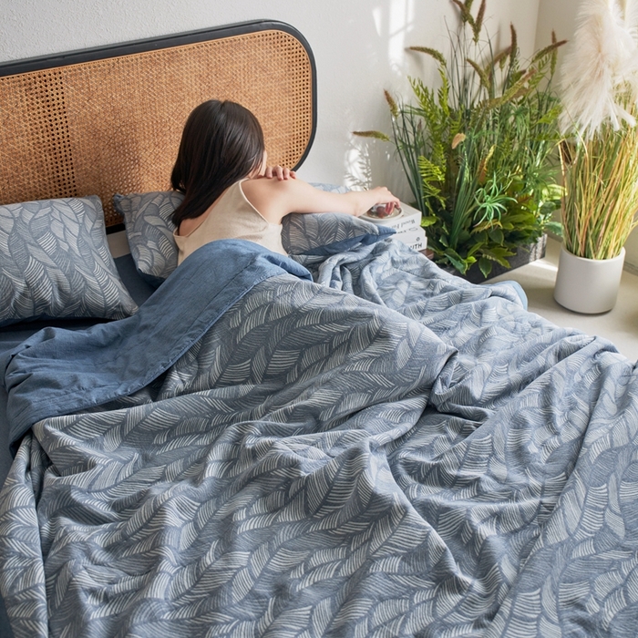 91家纺网 家纺一手货源 找家纺 安莱生活 2024新款高端双层纱色织大提花夏被 落叶 落叶-深蓝