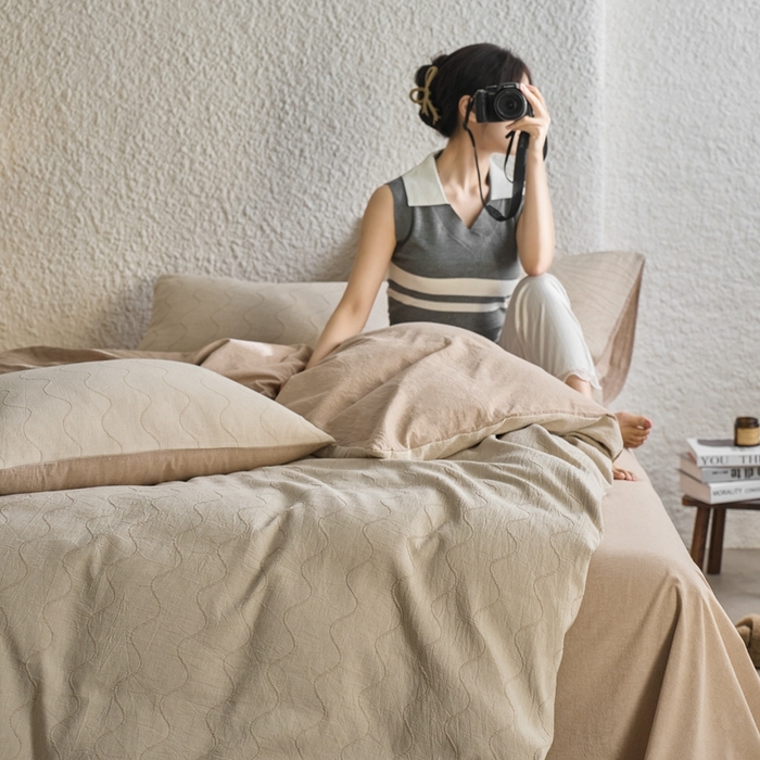 91家纺网 家纺一手货源 找家纺 安莱生活 2025新款双层纱色织提花波浪系列四件套 竖纹波浪 竖纹波浪-卡其