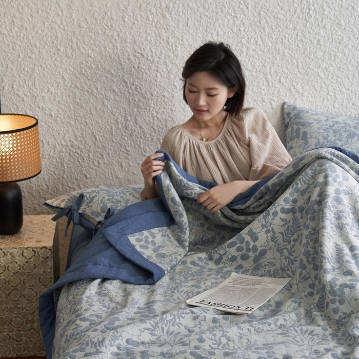 91家纺网 家纺一手货源 找家纺 安莱生活 2024新款高端双层纱栀子花色织大提花夏被及夏被四件套 栀子花-深蓝