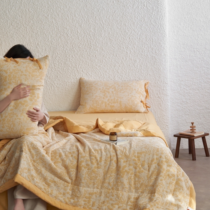 91家纺网 家纺一手货源 找家纺 安莱生活 2024新款高端双层纱栀子花色织大提花夏被及夏被四件套 栀子花-嫩黄