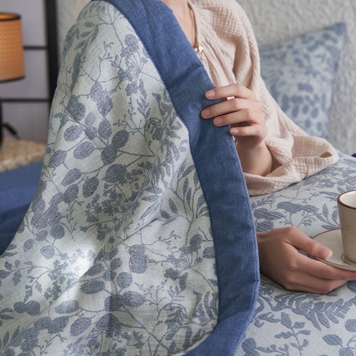 91家纺网 家纺一手货源 找家纺 安莱生活 2024新款高端双层纱栀子花色织大提花夏被及夏被四件套 栀子花-深蓝