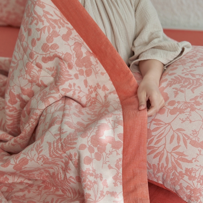 91家纺网 家纺一手货源 找家纺 安莱生活 2024新款高端双层纱栀子花色织大提花夏被及夏被四件套 栀子花-橘红