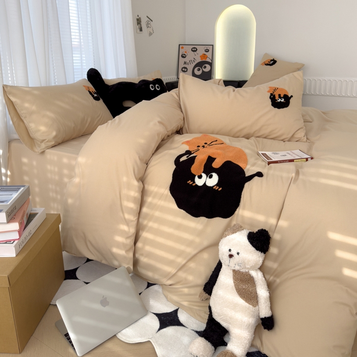 91家纺网 家纺一手货源 找家纺 曼谷家纺 年新款熊猫毛巾绣四件套柔软磨毛床上用品水洗棉套件 小猫-奶茶