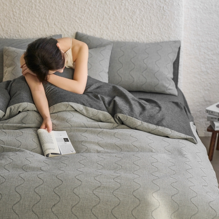 91家纺网 家纺一手货源 找家纺 安莱生活 2025新款双层纱色织提花波浪系列四件套 竖纹波浪 竖纹波浪-深灰