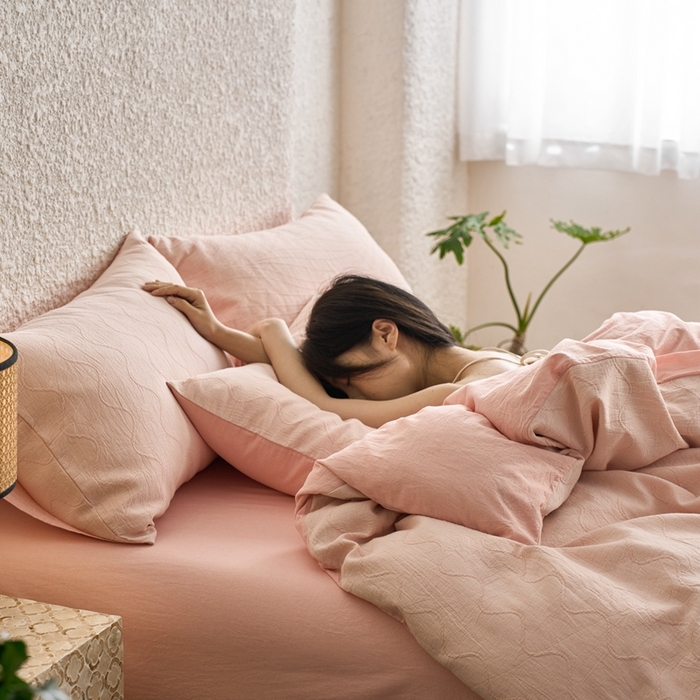 91家纺网 家纺一手货源 找家纺 安莱生活 2025新款双层纱色织提花波浪系列四件套 竖纹波浪 竖纹波浪-嫩粉