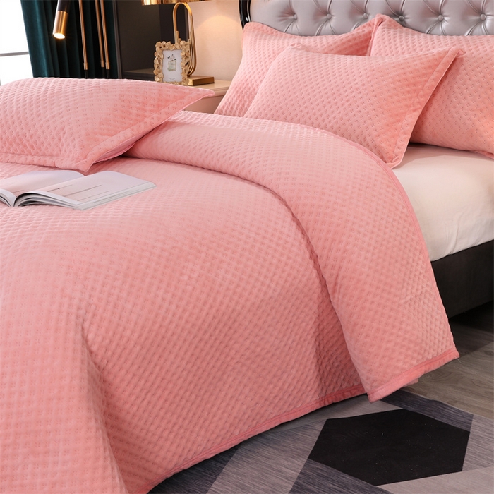 91家纺网 家纺一手货源 找家纺 芸锦豪 2024新款牛奶绒华夫格床盖 樱花粉