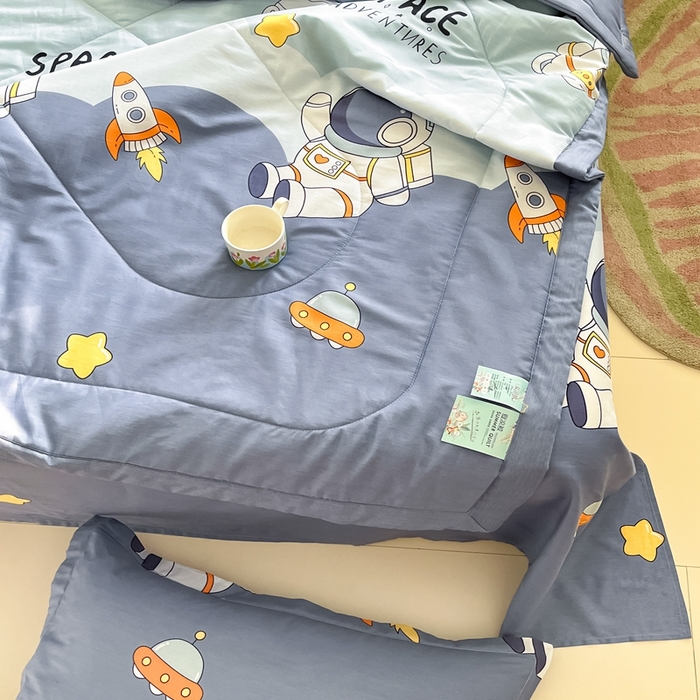 91家纺网 家纺一手货源 找家纺 菲梵家纺 2025春夏新品A类全棉喷气印花夏被 被子被芯 太空漫步