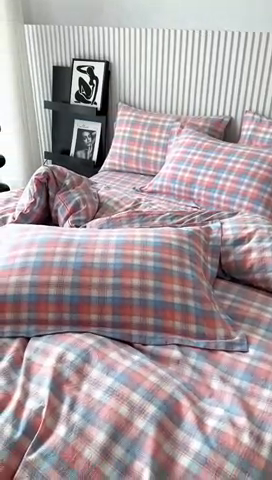 91家纺网 家纺一手货源 找家纺 三沁家居 2024新款格子色织全棉水洗棉四件套 宽边 王炸粉