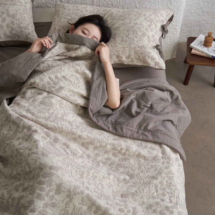 91家纺网 家纺一手货源 找家纺 安莱生活 2024新款高端双层纱栀子花色织大提花夏被及夏被四件套 栀子花-浅灰