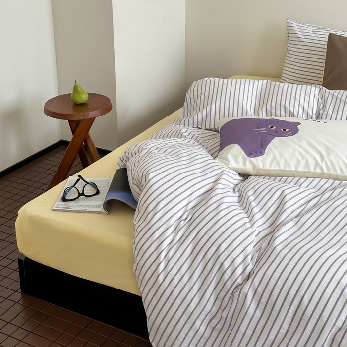 91家纺网 家纺一手货源 找家纺 艾沁家纺  2024新款32支全棉色织水洗棉四件套-紫猫+肥梨 紫条纹