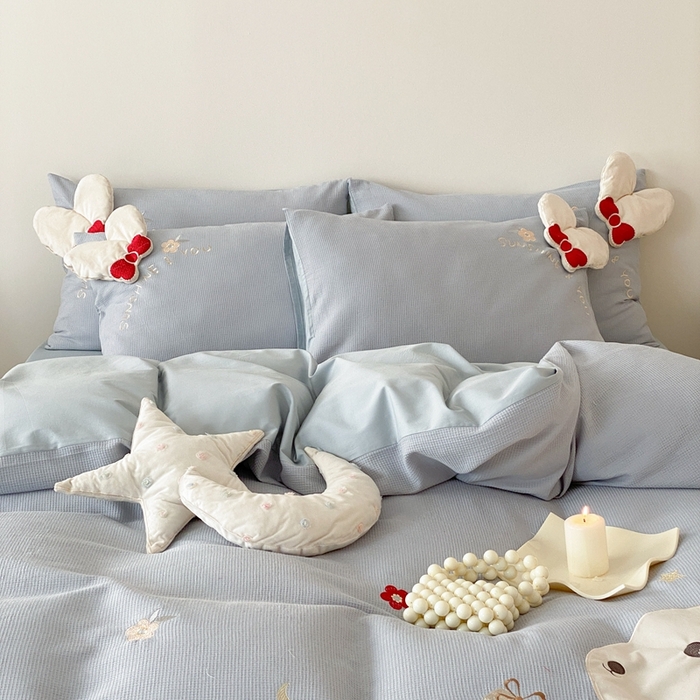 91家纺网 家纺一手货源 找家纺 朗莎 2024新款A版双层纱提花绣花B版40s水洗棉四件套 小兔子蓝