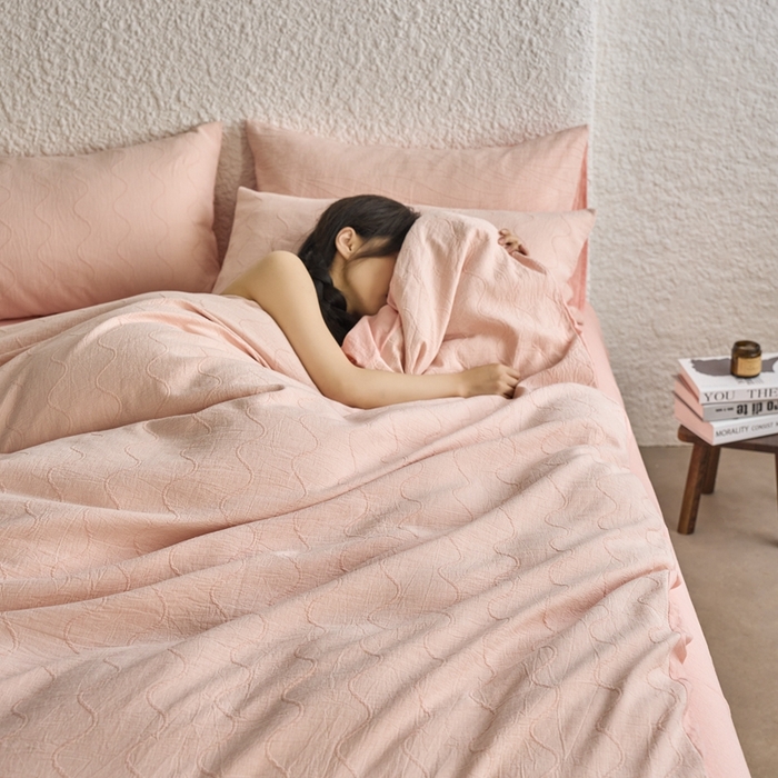 91家纺网 家纺一手货源 找家纺 安莱生活 2025新款双层纱色织提花波浪系列四件套 竖纹波浪 竖纹波浪-嫩粉