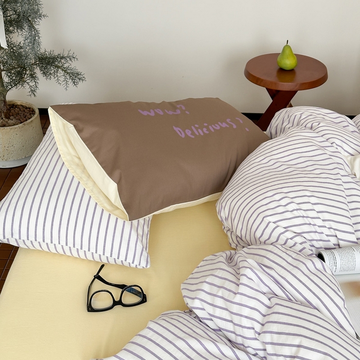 91家纺网 家纺一手货源 找家纺 艾沁家纺  2024新款32支全棉色织水洗棉四件套-紫猫+肥梨 紫条纹