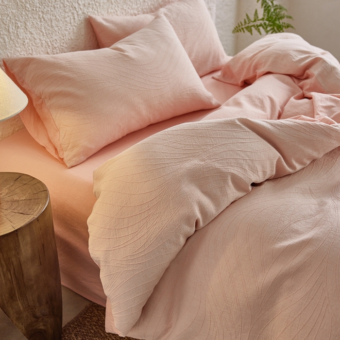 91家纺网 家纺一手货源 找家纺 安莱生活 2025新款双层纱色织提花波浪系列四件套 乱纹波浪 乱纹波浪-嫩粉