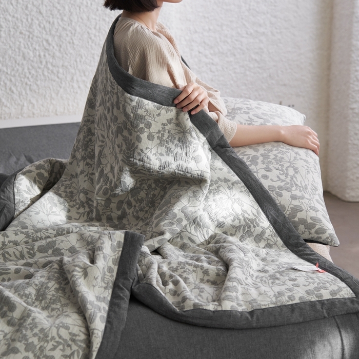 91家纺网 家纺一手货源 找家纺 安莱生活 2024新款高端双层纱栀子花色织大提花夏被及夏被四件套 栀子花-深灰