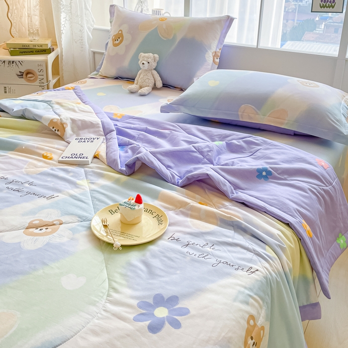 91家纺网 家纺一手货源 找家纺 菲梵家纺 2025春夏新品A类全棉喷气印花夏被 被子被芯 元气小熊